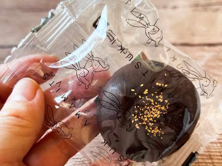 おまんじゅうを包んだ袋にもうさぎ