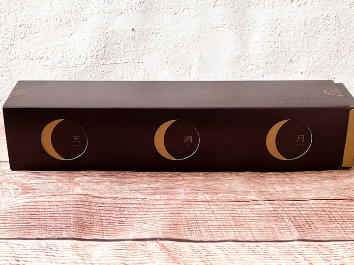 「天満月」のパッケージにある3つの窓から見える三日月