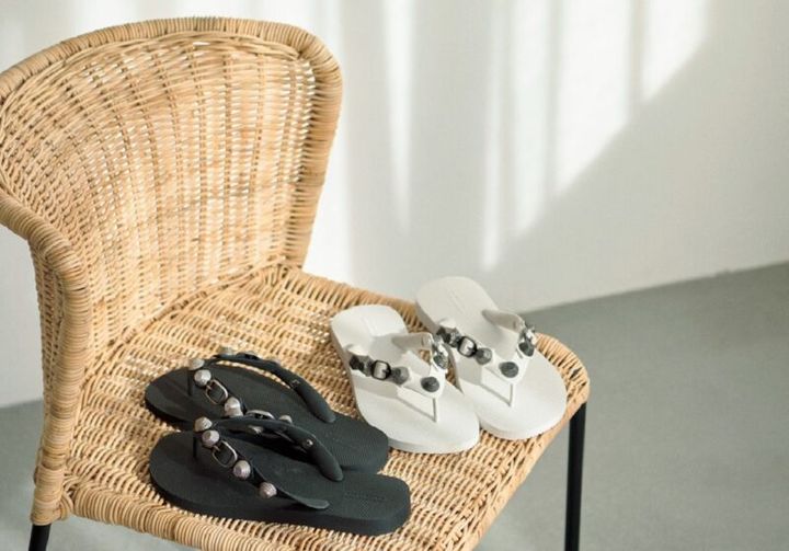 バレンシアガのメタルパーツ付きトングサンダル