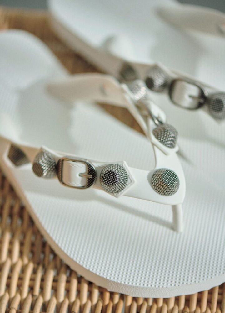 バレンシアガのリサイクル素材のサンダル