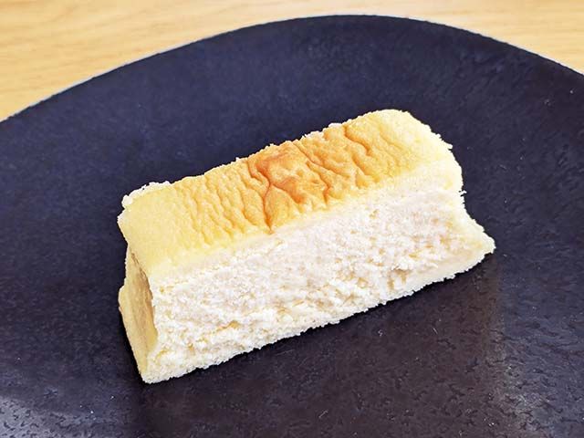 カットされた業務スーパー「スフレチーズケーキ」（全解凍）