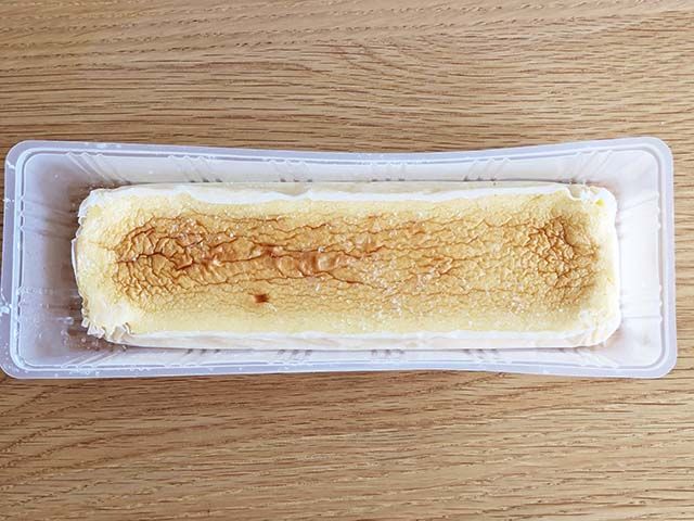 パッケージから出された業務スーパー「スフレチーズケーキ」。20cm超えのビッグサイズ