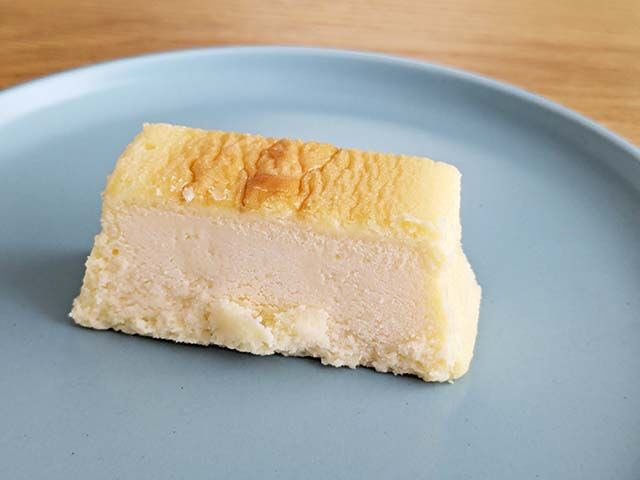 カットされた業務スーパー「スフレチーズケーキ」（半解凍）