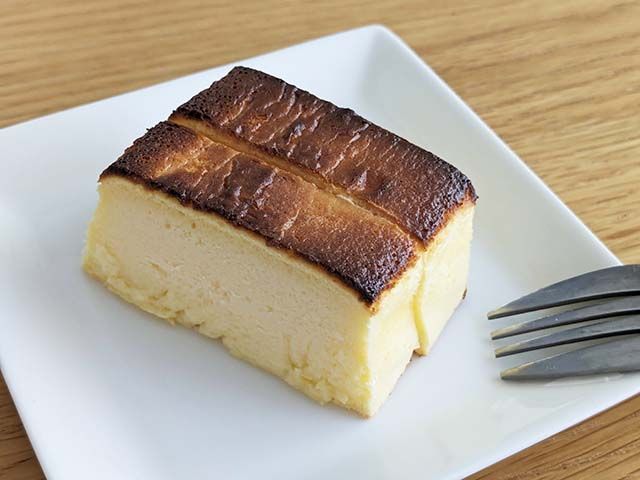 カットされオーブンで焼かれた業務スーパー「スフレチーズケーキ」