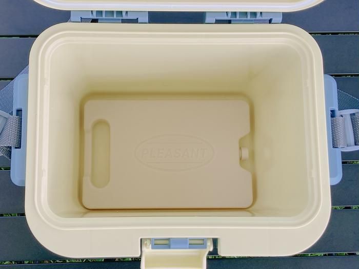 3COINSのクーラーボックスに保冷剤を入れた様子