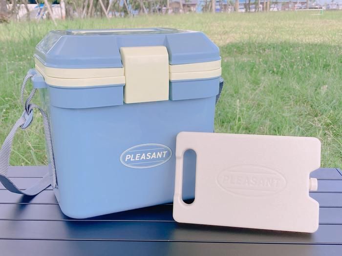 3COINSのクーラーボックスと保冷剤の画像