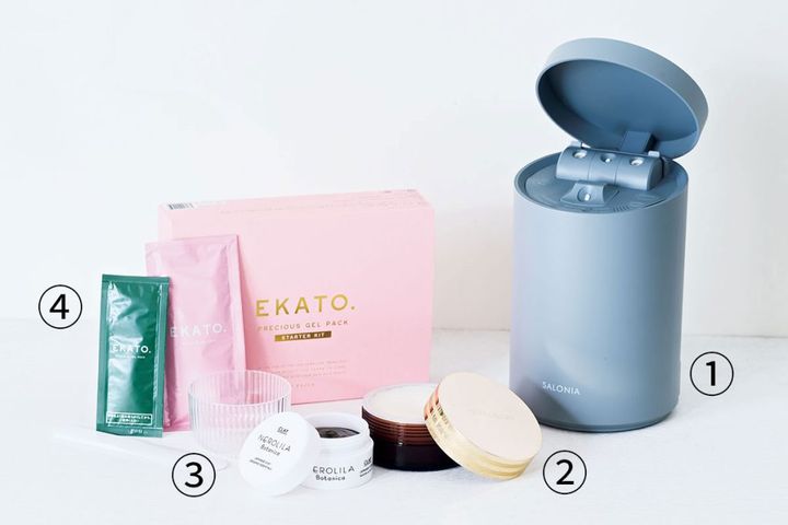 ①サロニア ピュアブライトスチーマー ¥27,500／アイエヌイー、②アドバンス ナイト クレンジング バーム 70mL ¥8,580／エスティ ローダー、③ネロリラ ボタニカ アースマスク 65g ¥4,950／ビーバイ・イー、④EKATO. プレシャスジェルパック スターターキット（3回分＋カップ＆スパチュラ） ¥5,280／エカト