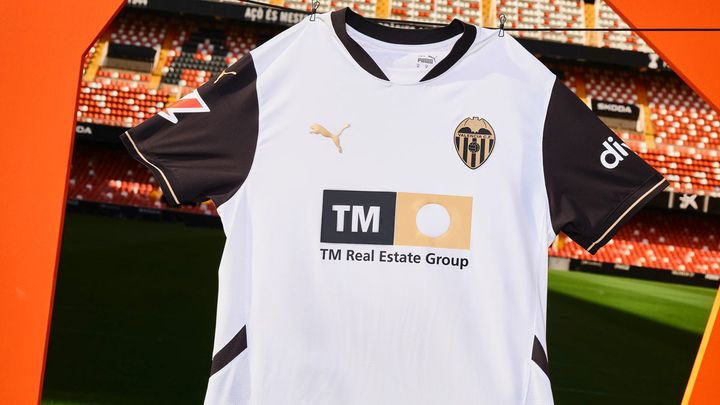 バレンシア、2024-25新ユニフォームを発表！20年前「TOYOTAロゴ時代」復活の白黒デザイン