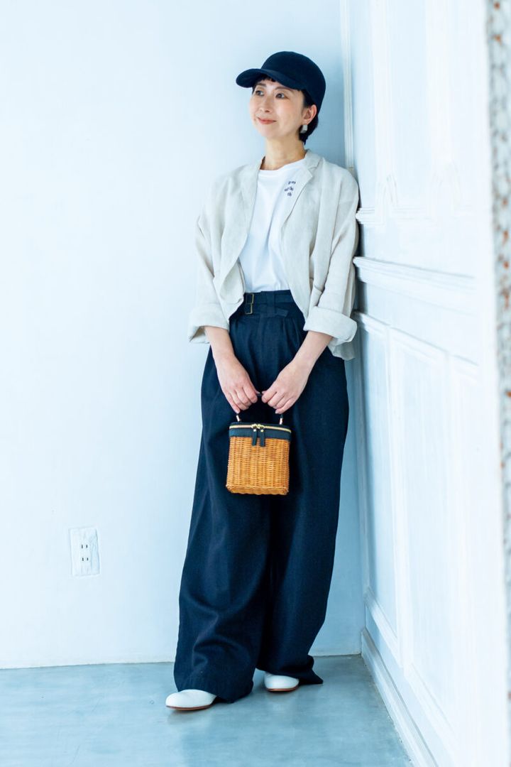 デニムパンツ￥30,800／エリテ（ケイエムディーファーム）、ジャケット￥29,700、Tシャツ￥9,790／ともにティッカ、キャップ￥13,200／テール（プレインピープル青山）、バッグ￥19, 800／バグマティ（セムインターナショナル）、シューズ￥46,200／ショセ（プリュスバイ ショセ）、ピアス／真藤さんの私物