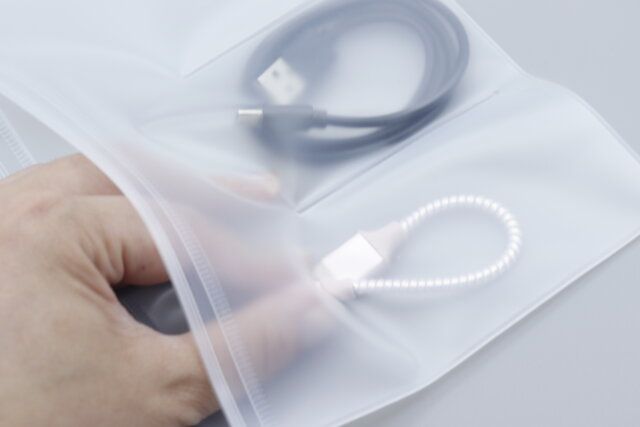 ダイソーのしわけられる！EVAスライダーポーチ 3ポケットにケーブルを収納