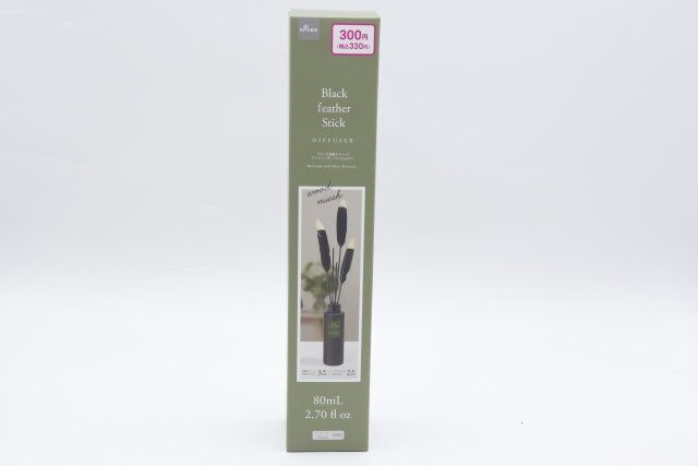 ダイソーのブラック羽根スティックディフューザー（ウッドムスク）のパッケージ