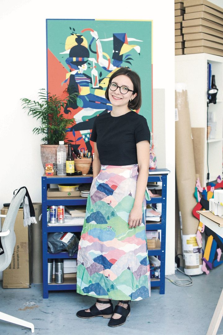 黒Tに超映える！ 印象的な柄のロングスカートのコーデ