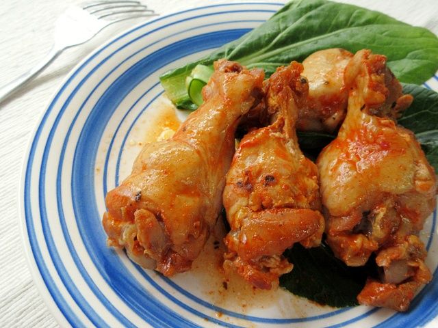 皿に盛りつけたピリピリチキン