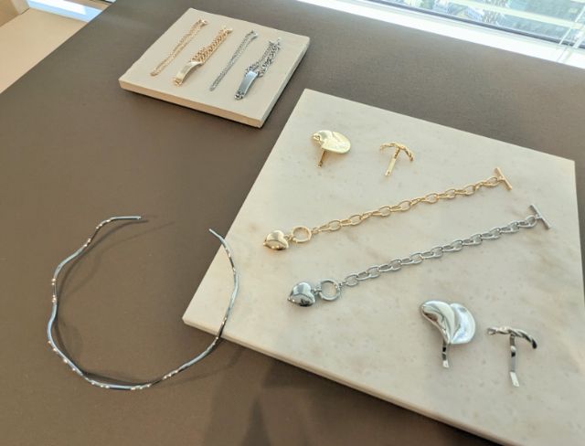 GUのブレスレットやピアスなどのアクセサリー