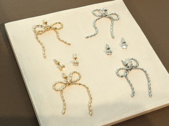 リボンモチーフのピアスとミニマルなストーンピアスがセットになったアクセサリー