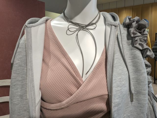 レザー調のリボンチョーカーを着用したマネキン