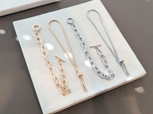 2種類の異なるデザインのブレスレットのセットアイテム