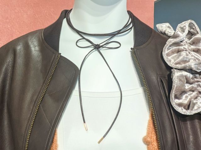 レザージャケットとレザー調のリボンチョーカー