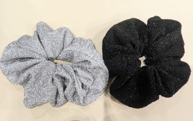 シルバーとブラックのシュシュ