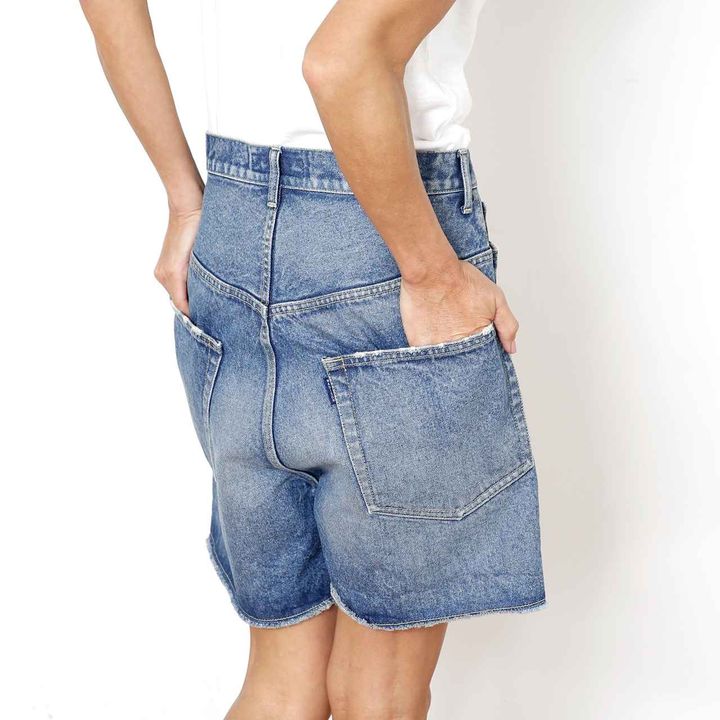 画像: ポケットが大きく、下についているため、ボーイズライクな雰囲気があるショーツ 出典：マディソンブルー