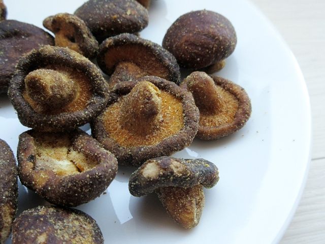 お皿に盛られた「しいたけスナック」