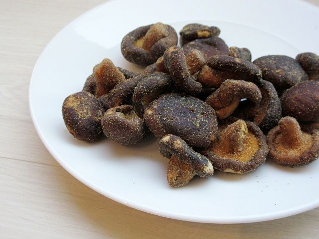 皿に並べられた「しいたけスナック」