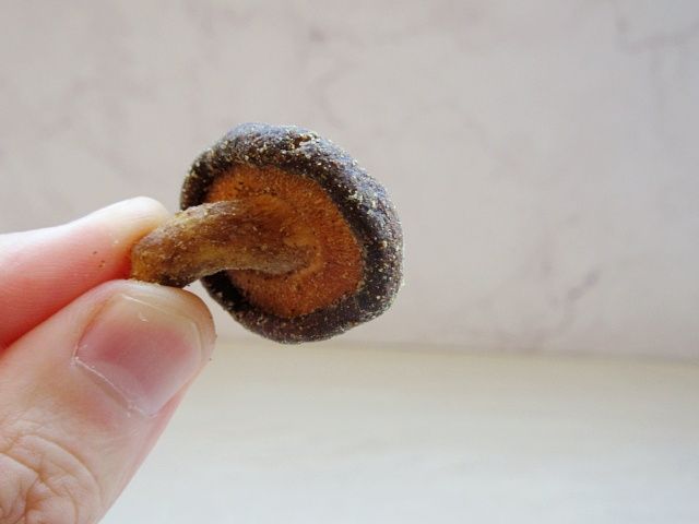 一つ持ち上げた「しいたけスナック」