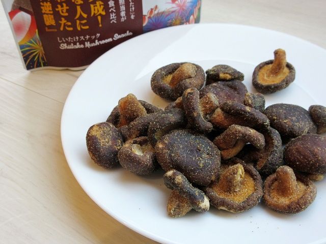袋と皿に並べた「しいたけスナック」