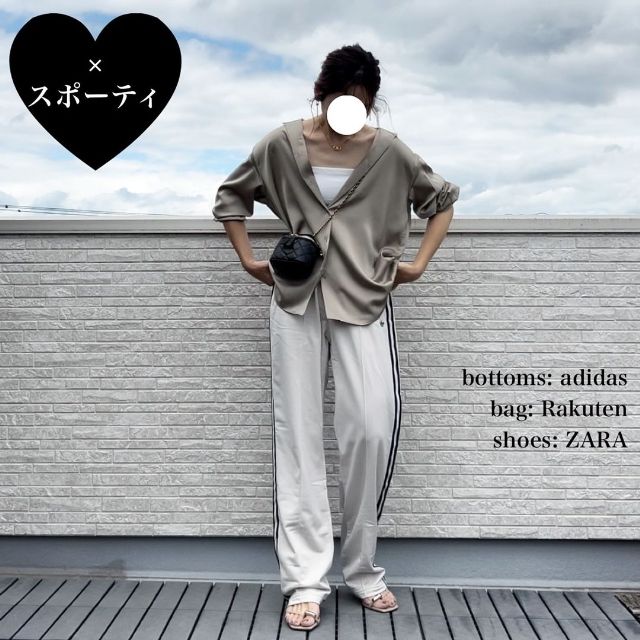 ベージュのUNIQLOのサテンブラウスとラインパンツのコーデ