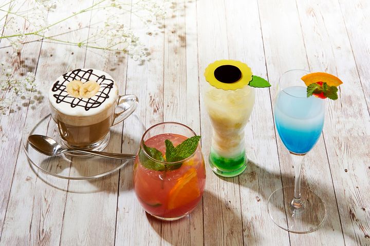 （左から）バナナラテ、フルーツモヒート、ココナッツパインミルク、ブルースカイ