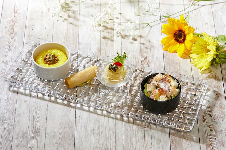 （左から）ひまわり仕立てのキーマカレー、フラワートルティーヤホットドック、 サンフラワーシードの和風カッペリーニ、シーザーサラダ