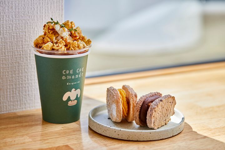 左から「ポップコーンキャラメルラテ」700円、「ダックワーズ」1個370円～