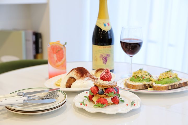 手前から時計回りに「季節のミルフィーユ」1650円（提供は12時～）、「クロワッサンクリームバナナ」1280円、「ピンクグレープフルーツスカッシュ」700円、「ピュアポム・スパークリング グレードプジュース」グラス700円「アボカドのカンパーニュ」1381円