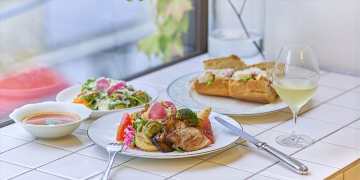 左から「オールデイプレート」1280円（日によって内容が異なる場合あり）、「バケットサンド 生ハムとカマンベールチーズ」950円