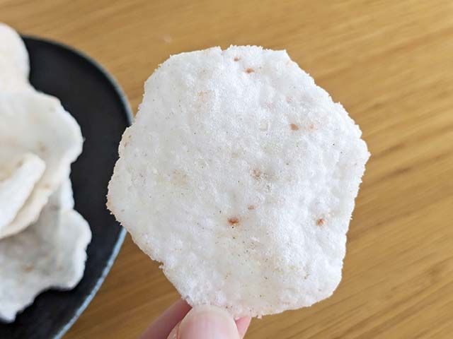 ドン・キホーテ「最後まで美味しい紅生姜せん」を指でつまんでいる様子