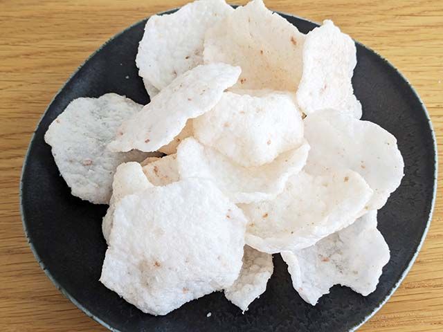 ドン・キホーテ「最後まで美味しい紅生姜せん」がお皿に盛られている様子