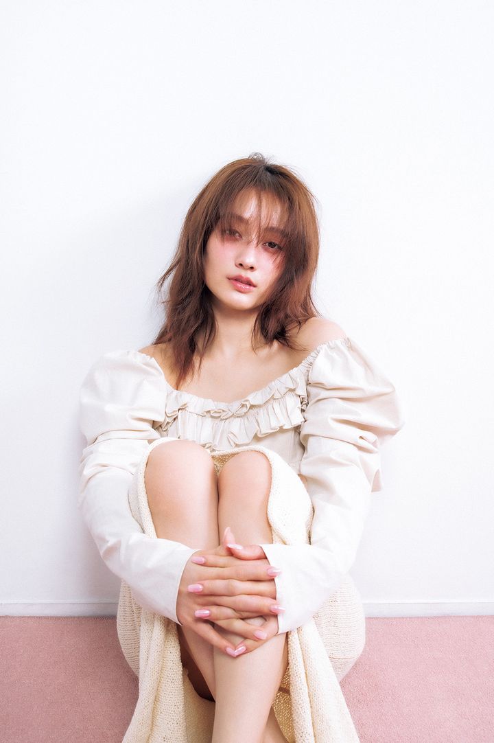 谷まりあの肌見せ