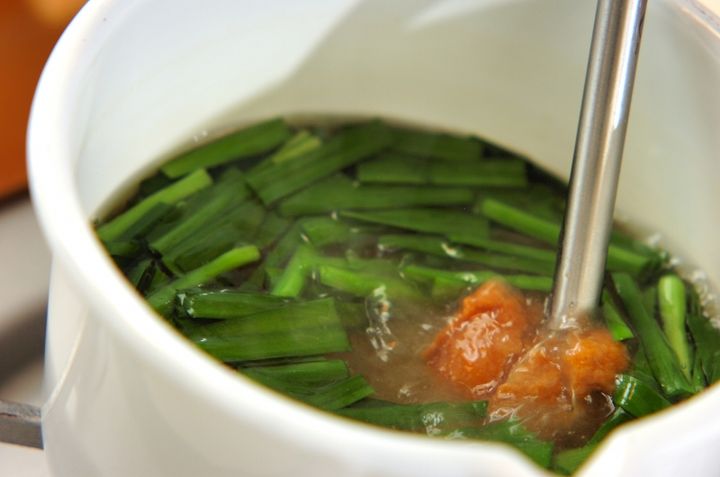 手軽に栄養たっぷり！ふんわりたまごのニラ玉みそ汁 by吉田 朋美さんの作り方1