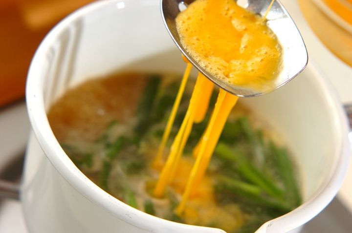 手軽に栄養たっぷり！ふんわりたまごのニラ玉みそ汁 by吉田 朋美さんの作り方2