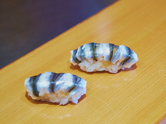 東銀座『鮨 からく』の「新子」