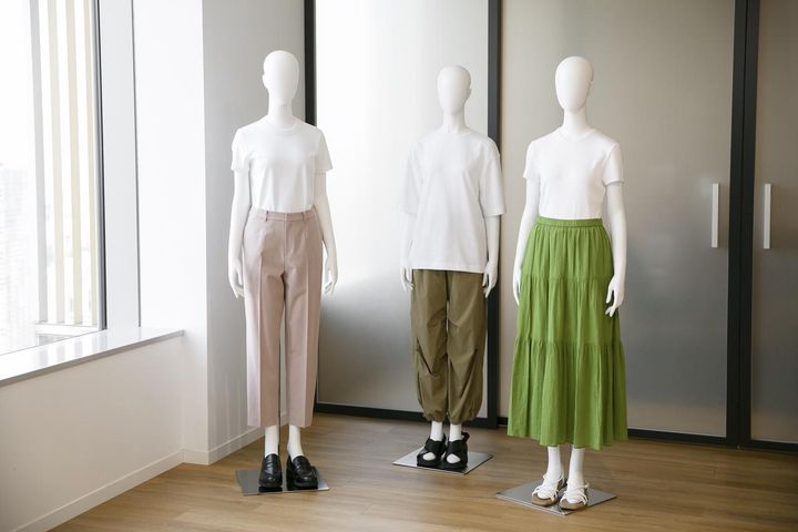 画像: 左：【ユニクロ】クルーネックTシャツ(半袖)¥1,500、スマートアンクルパンツ¥3,990 中：エアリズムコットンオーバーサイズTシャツ (5分袖)¥1,990、パラシュートパンツ¥3,990 右：ソフトリブクルーネックT(半袖)¥1,500、クリンクルコットンティアードスカート¥3,990 www.uniqlo.com