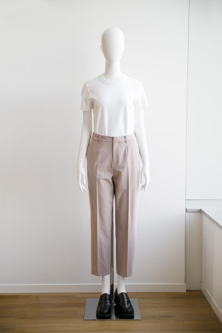 画像: 【ユニクロ】クルーネックTシャツ(半袖)¥1,500、スマートアンクルパンツ¥3,990 www.uniqlo.com