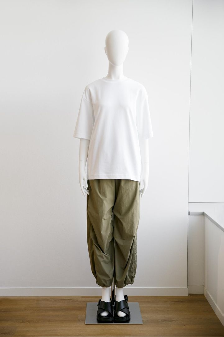 画像: 【ユニクロ】エアリズムコットンオーバーサイズTシャツ (5分袖)¥1,990、パラシュートパンツ¥3,990 www.uniqlo.com