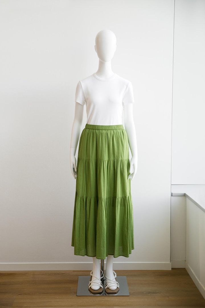 画像: 【ユニクロ】ソフトリブクルーネックT(半袖)¥1,500、クリンクルコットンティアードスカート¥3,990 www.uniqlo.com