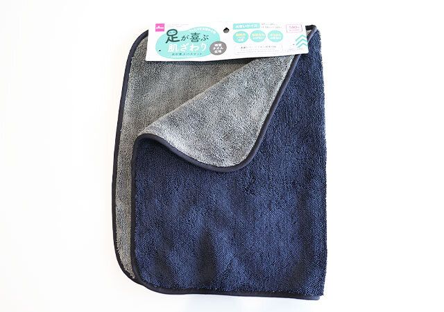 ダイソーの足が喜ぶバスマット（強撚パイル、リバーシブル、大きいサイズ）のパッケージ