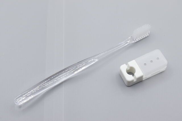 キャンドゥのありそうでなかったスタンドになるキャップ付き歯ブラシ