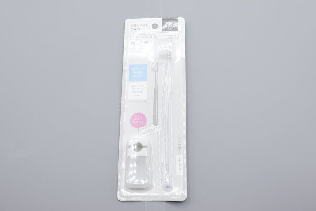 キャンドゥのスタンドになるキャップ付き歯ブラシのパッケージ