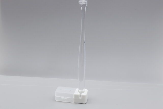 キャンドゥのアイディアが光るスタンドになるキャップ付き歯ブラシ