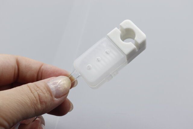 キャンドゥの珍しいスタンドになるキャップ付き歯ブラシ