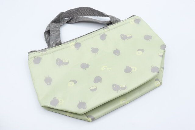 セリアのユニークなトート型ランチバッグ大 キウイ